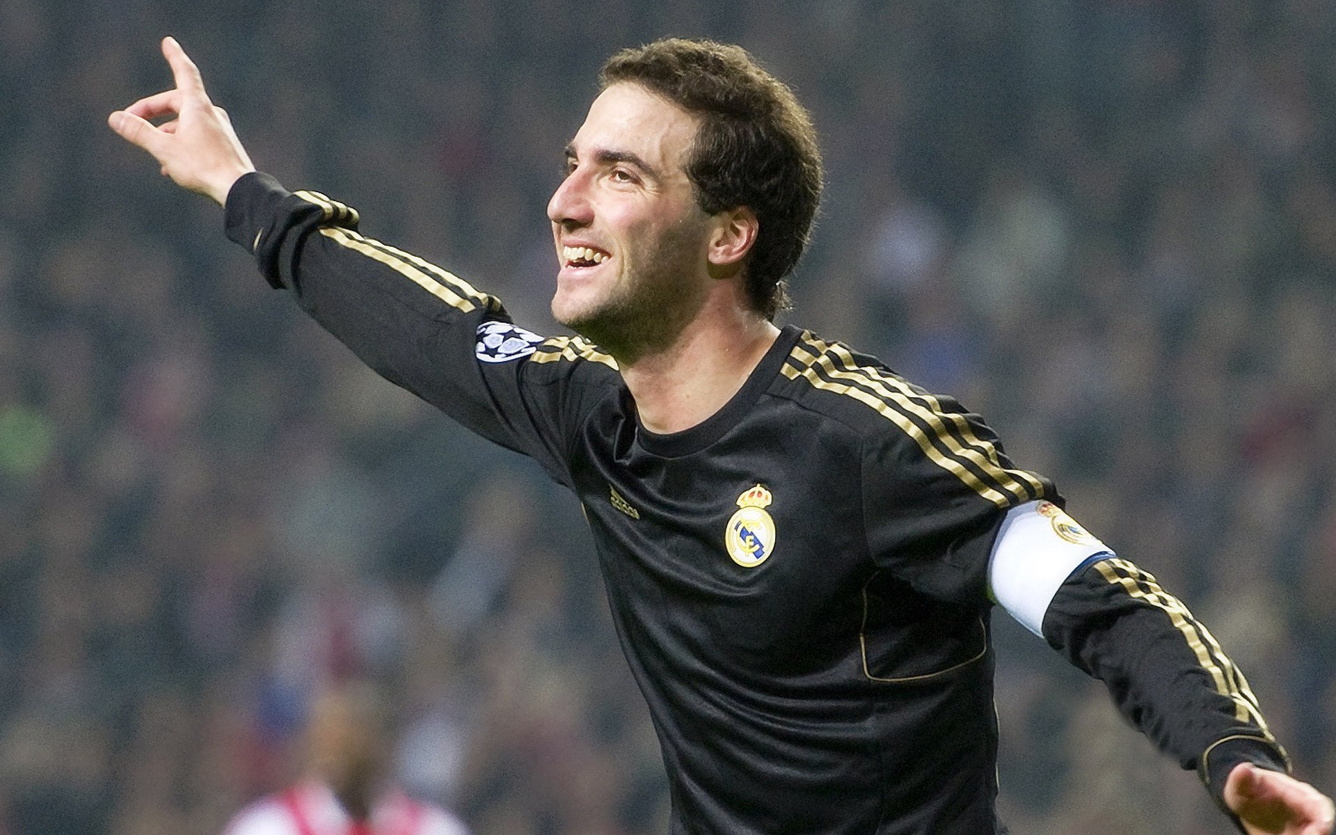 球员的欧冠第一课：学习那些永恒的训练秘诀，欧冠训练用球